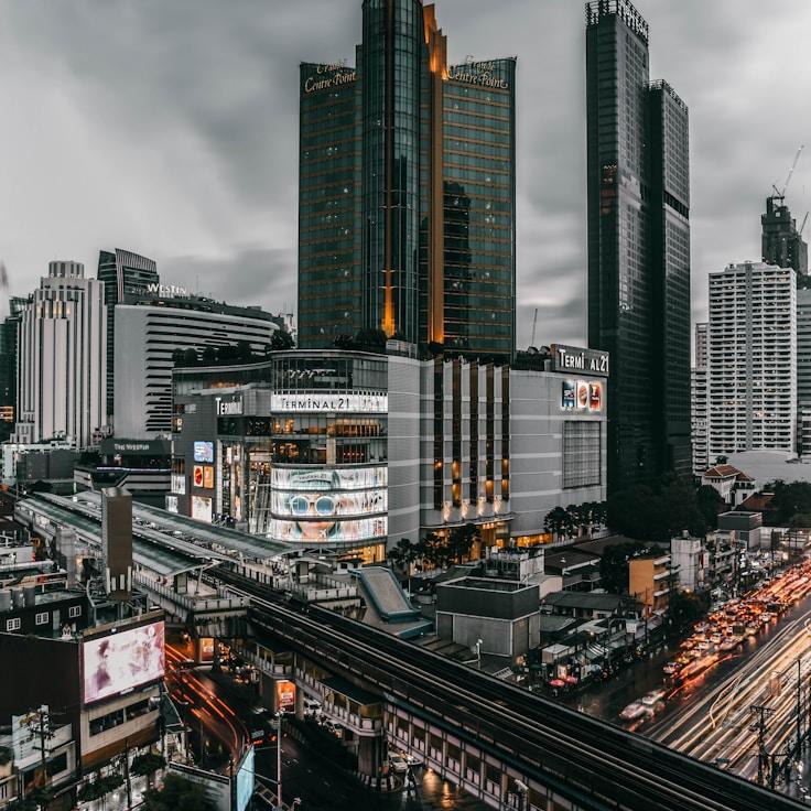 Parents evaluating schools in Netherlands